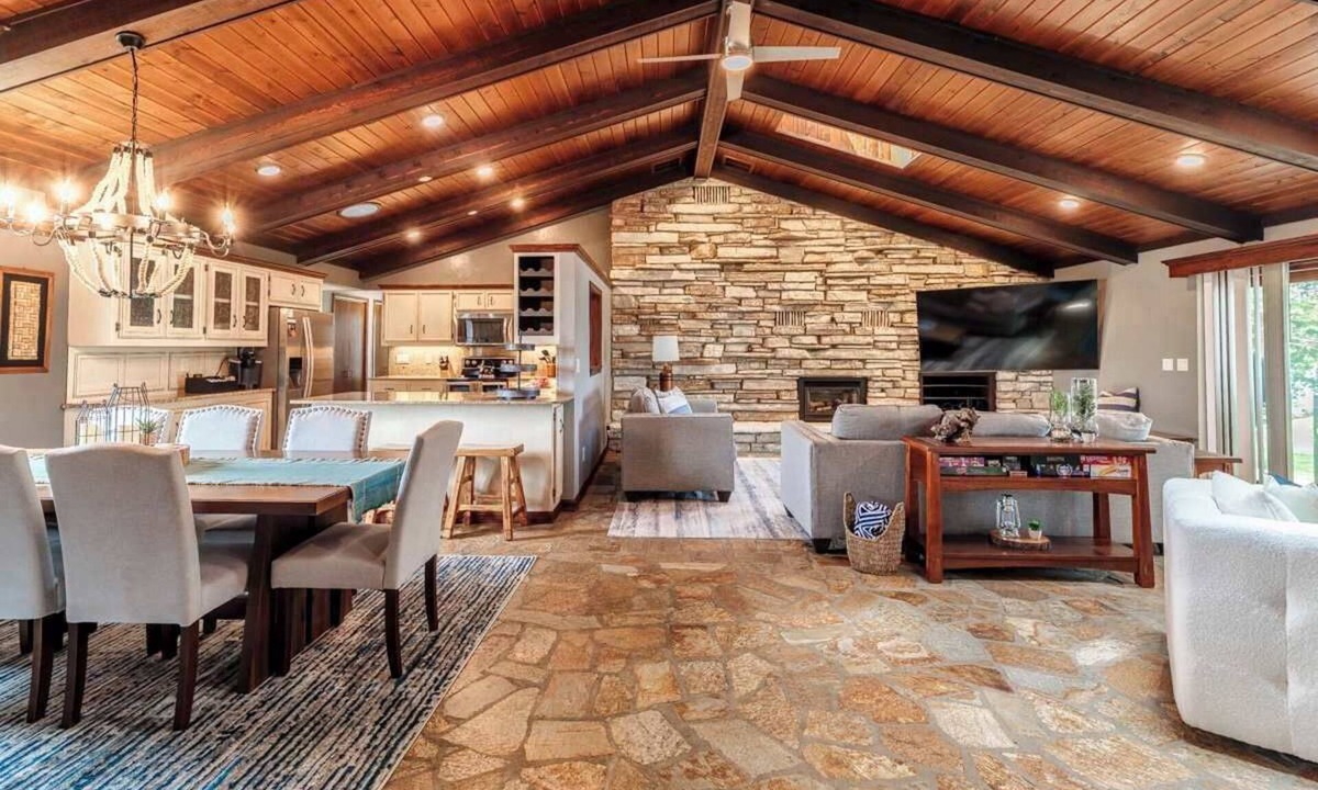 Suamico House | Riverfront Home | Dock Access + Fire Pit
