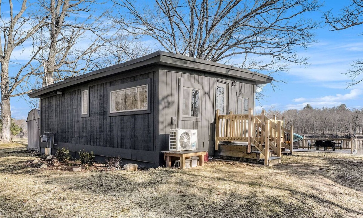 Northview House | River’s Edge Retreat Cozy Waterfront Getaway - Waterfront for your city stay!