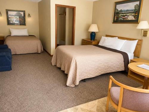 Grayling House | Room 27-1 Queen 1 Full Suite-Woodland Motor Lodge