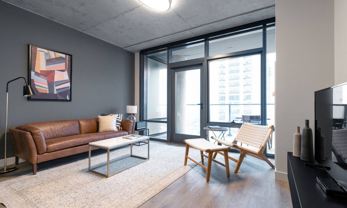 Lake View East Apartment | Roomy Lakeview 1BR w/W/D, Gym, near Lakefront Trail, by Blueground