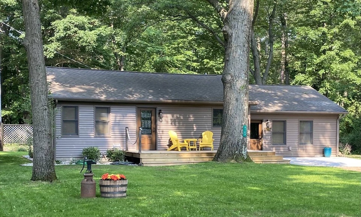 Mecosta House | School Section Lake Cozy Cabin