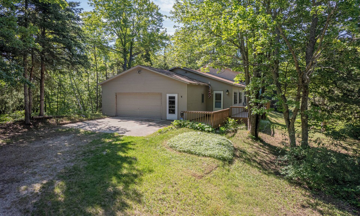 Newberry House | Serenity Pines: Sleeps 7-Pet Friendly-Secluded forest-ATV,Snowmobile Trails close!