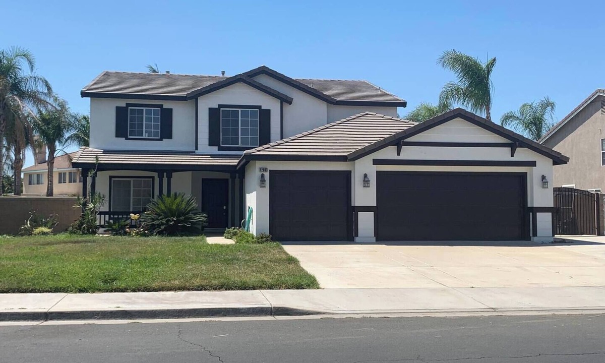 Eastvale House | Set beside a golf course in Eastvale, this spacious 3,099 sq. ft. furnished home offers four bedrooms, a private non-heated pool, dedicated workspace, and inviting indoor and outdoor living areas. Designed for 30+ day stays.
