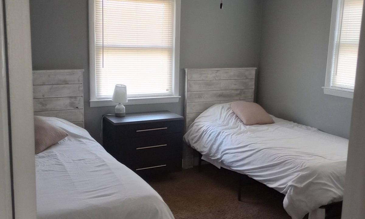 Muncie House | short walk to Ball State University Campus - Quiet Neighborhood