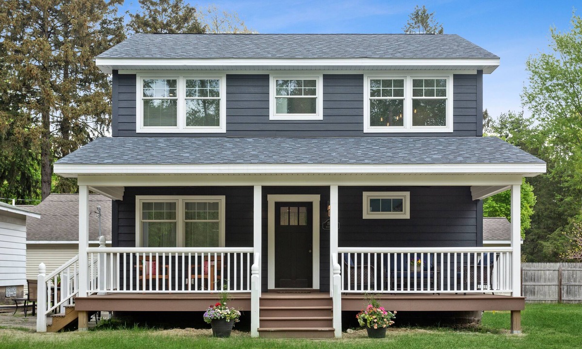 Union Pier House | Short walk to the beach. 4 bedrooms, 4 bathrooms. 1 outdoor shower. .5acre yard