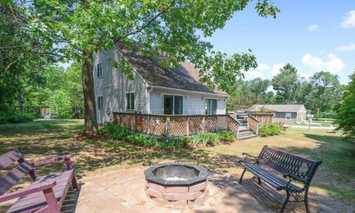 Silver Lake House | Silver Lake Home with beach access, neighborhood pool and games!