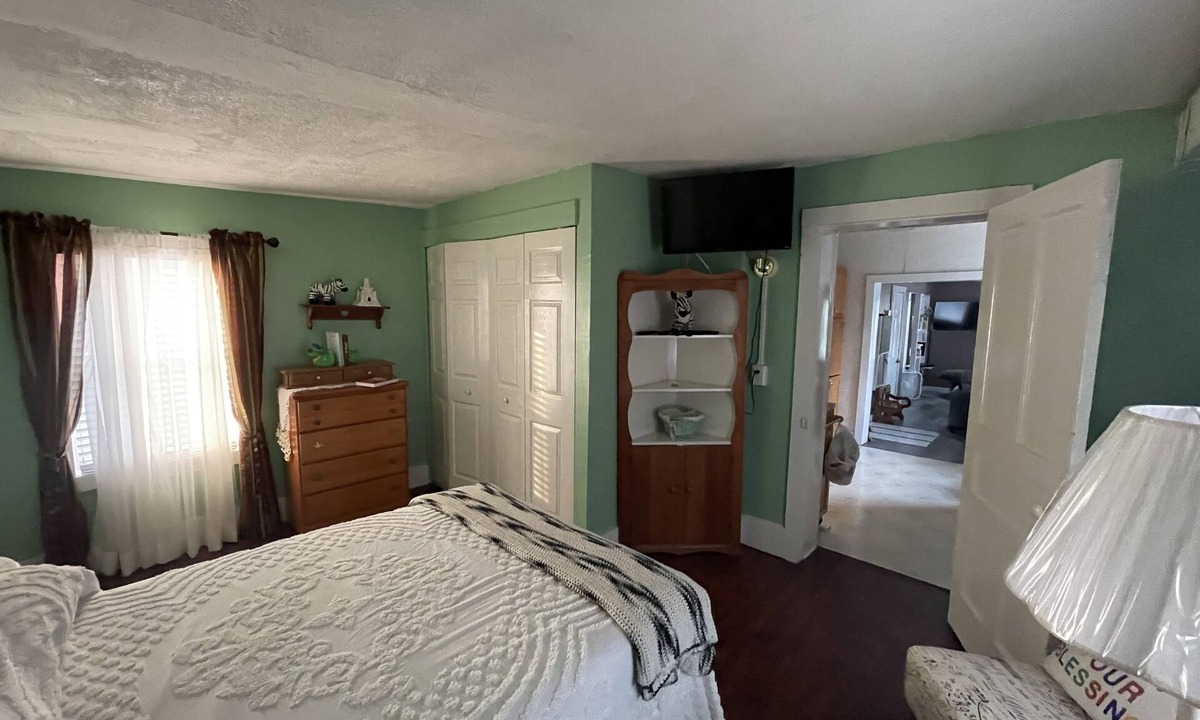 Jonesville Apartment | Single bedroom upstairs apartment close to Hillsdale College