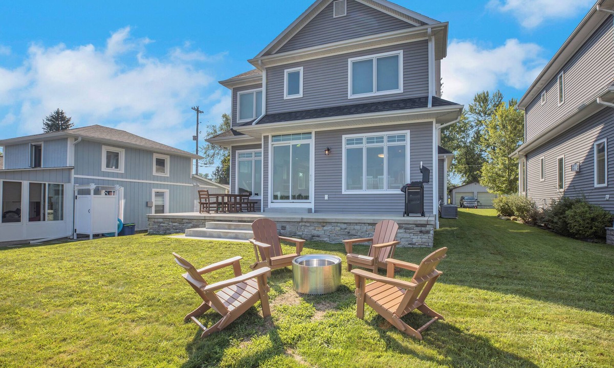 Brooklyn House | Skye Retreat : Dive Into Summer Fun at Skye Retreat on Wamplers Lake