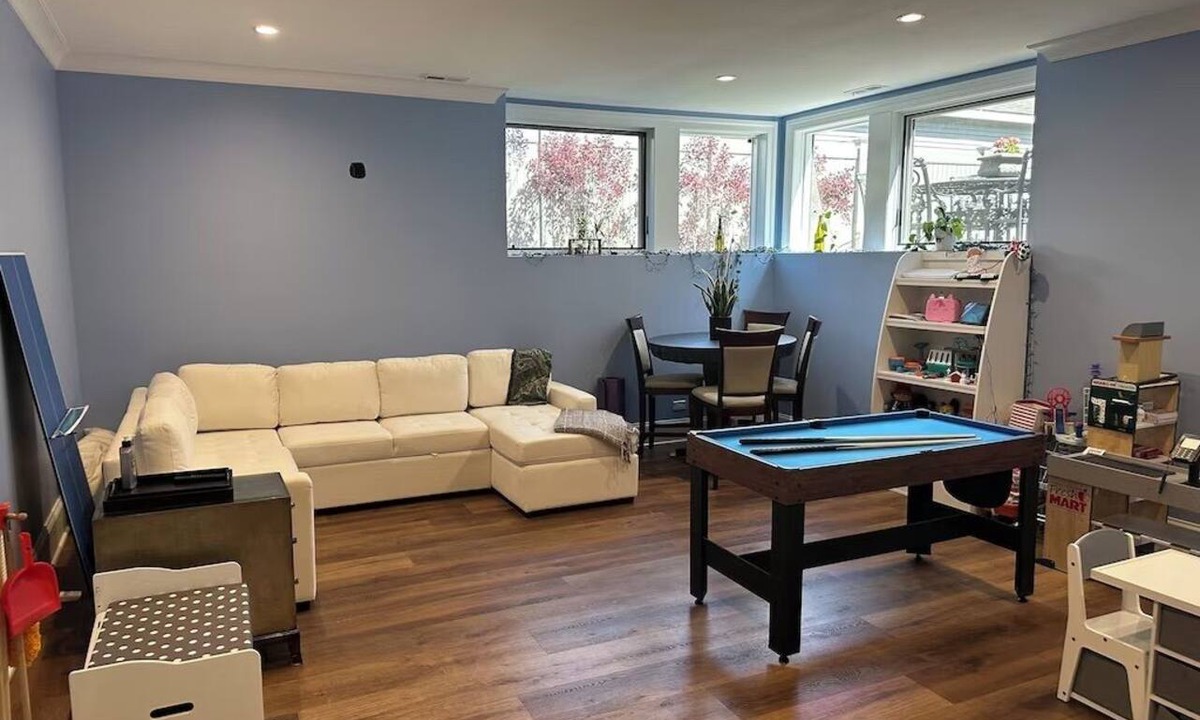 North Center House | Sleek New 6BR Greystone - Rooftop, In-Law Ste, Walk to Wrigley & Block to Train