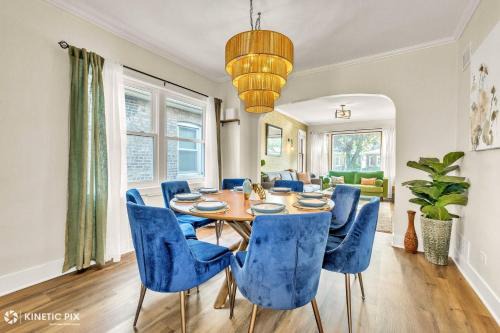 Brookfield House | Sleeps 10 + Coffee bar + Game Room + Train to CHGO