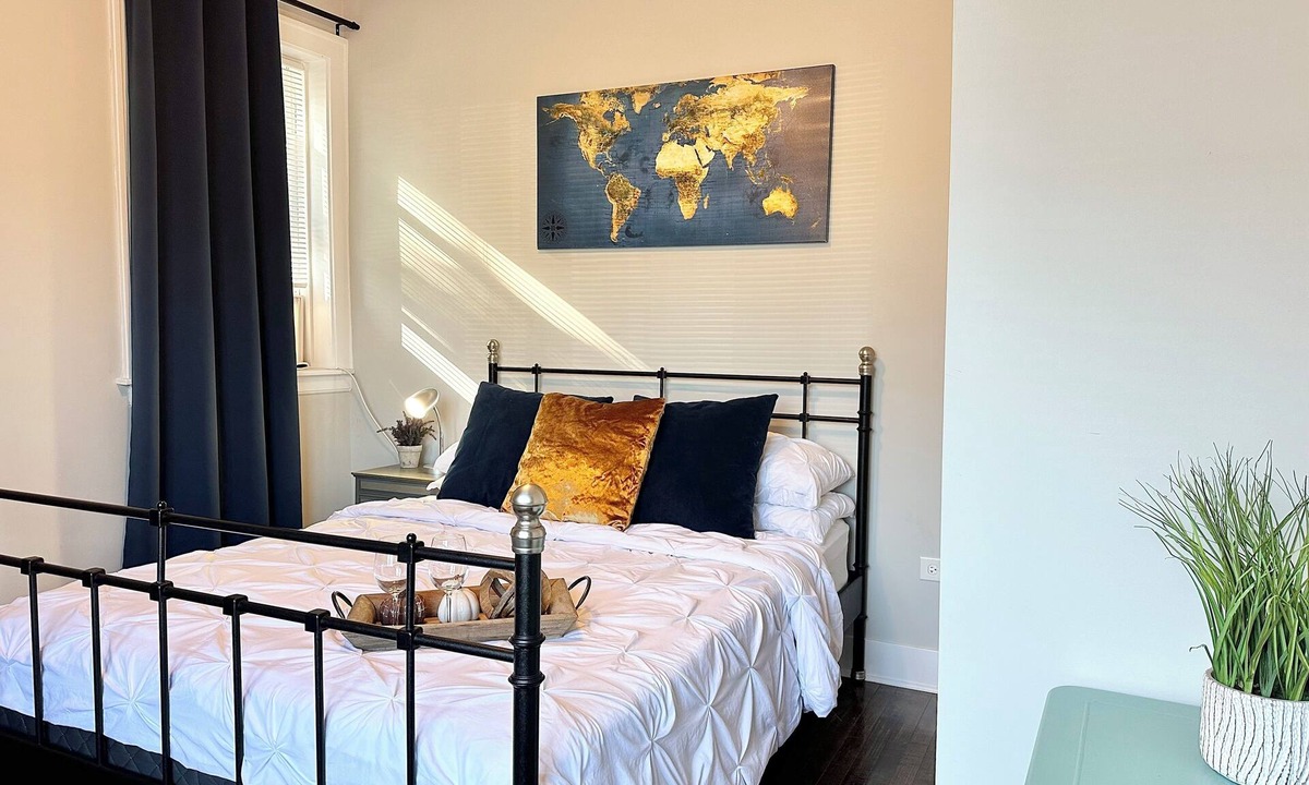 Oak Park Apartment | Sleeps 12/Free parking+20 min to DT Chicago