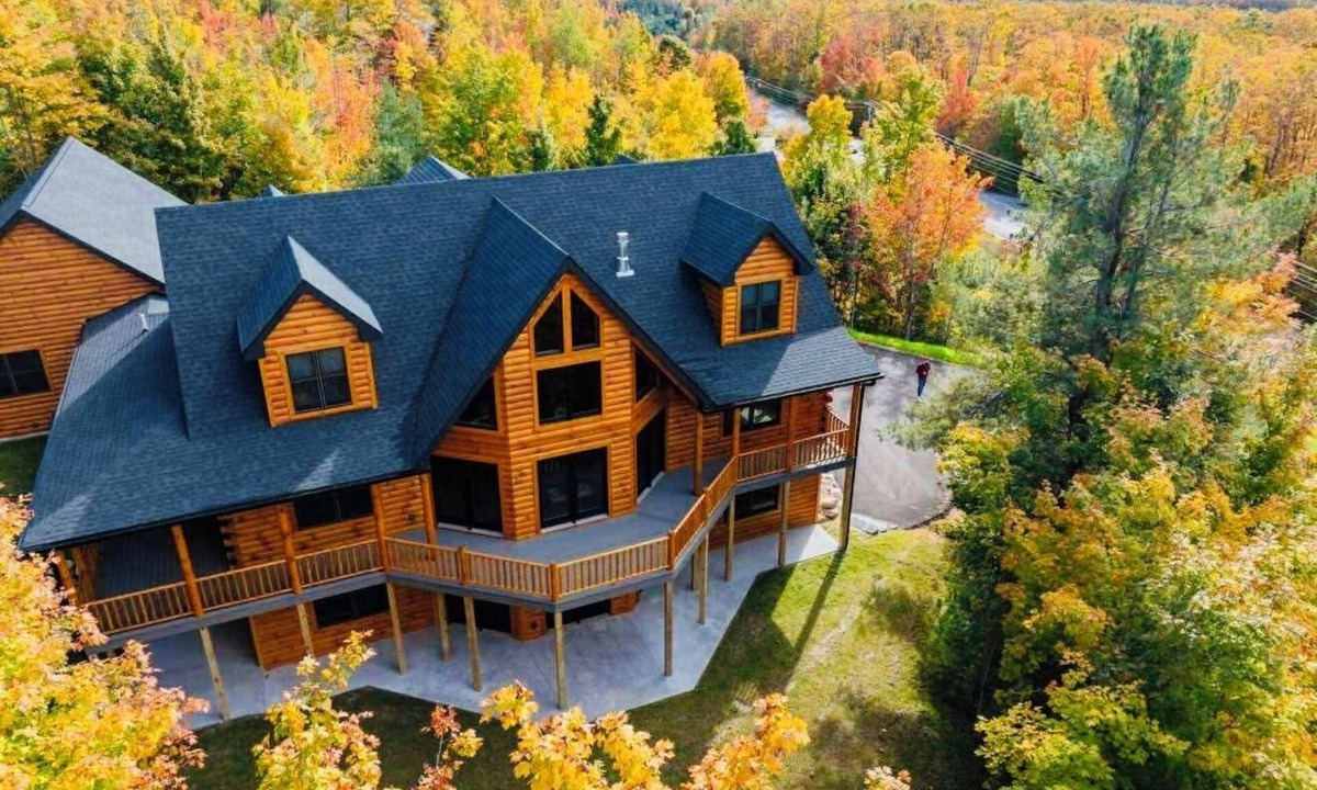Harbor Springs Cabin | Sleeps 22. Minutes from Nubs Nob & Highlands & golf courses! Spacious & Private