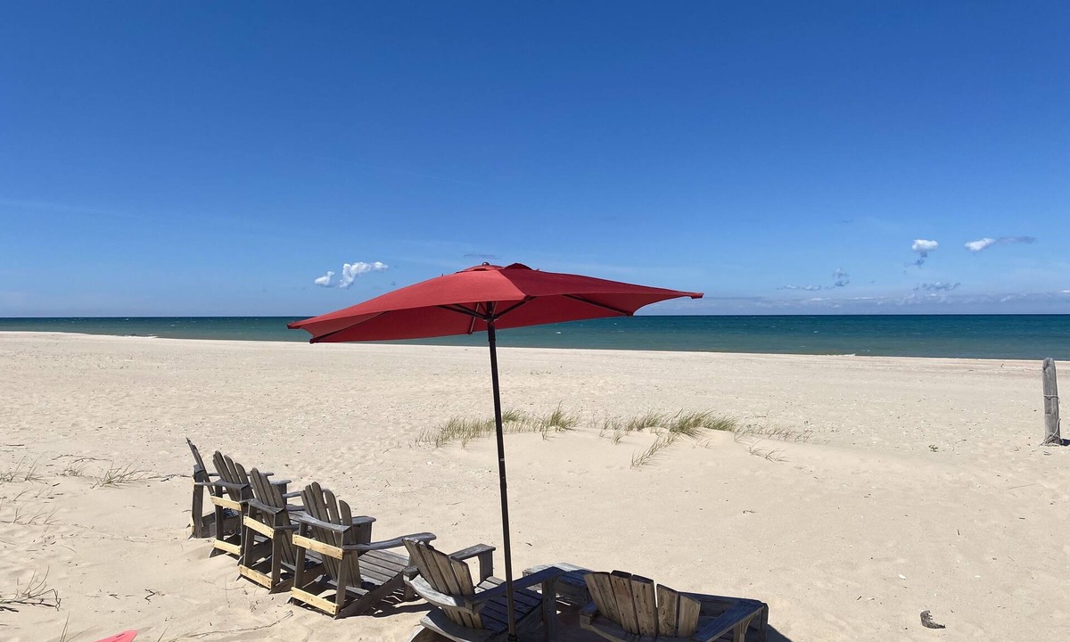 Bliss Township Cabin | Sommerset Lake House: A beautiful log cabin on Lake Michigan with sandy beach