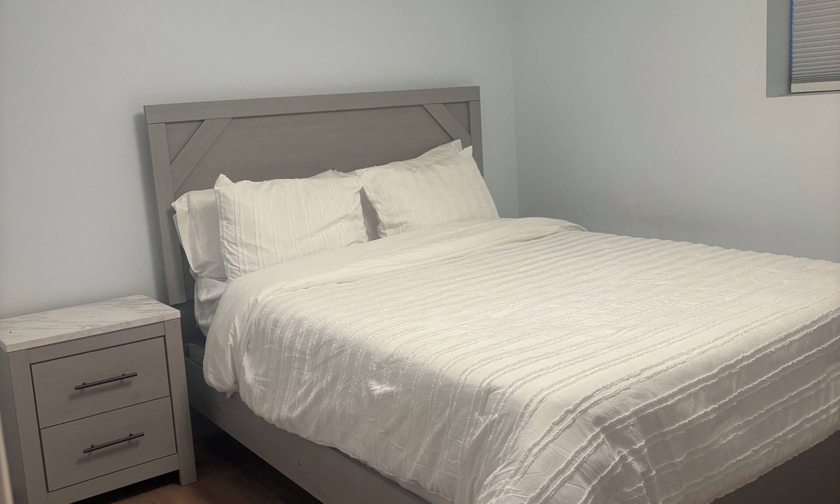 Oak Lawn Apartment | Soothing 1 bedroom apartment with AC in charming Oak Lawn,
