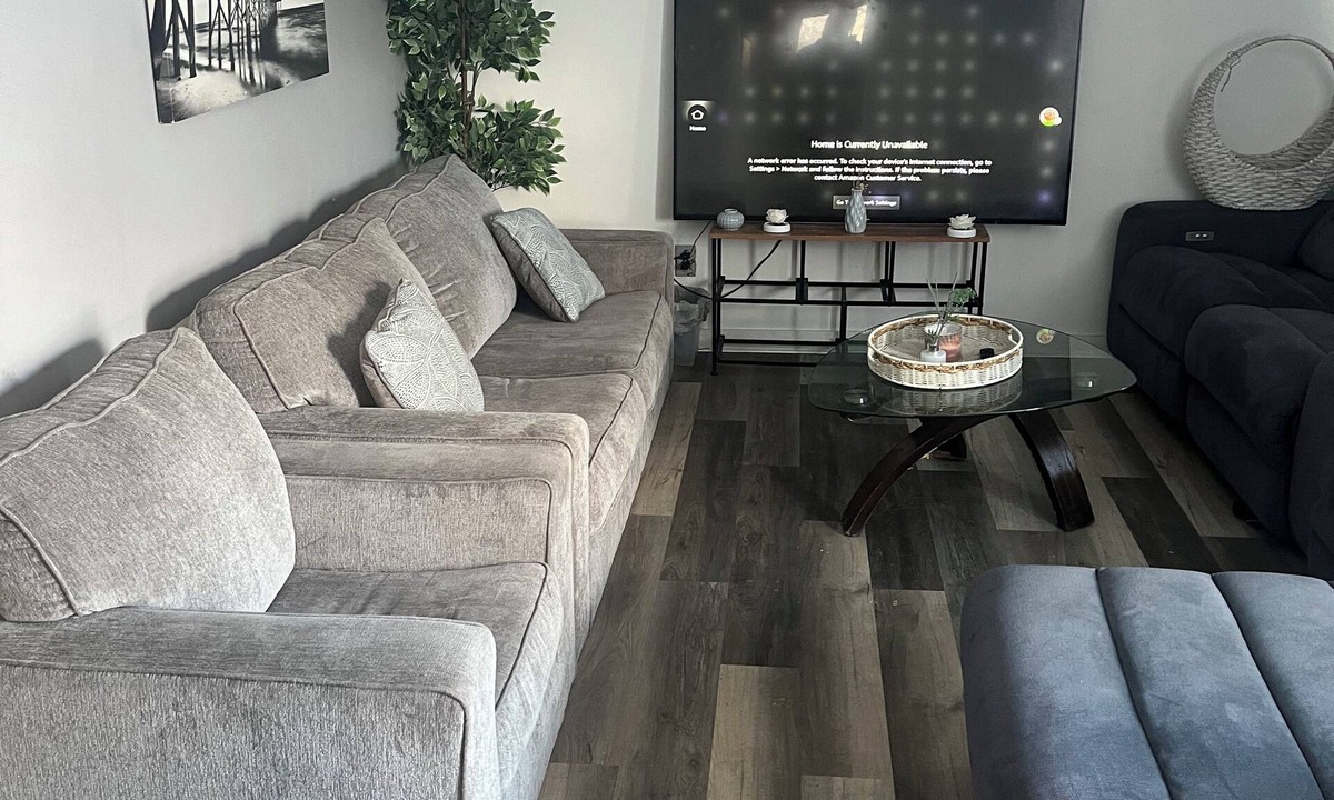 Inkster House | Soothing 2-bedroom house with AC in charming 3 mins from Dearborn Hts