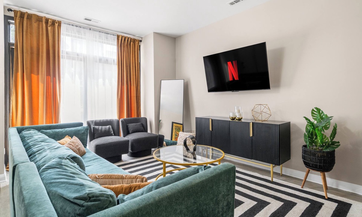 Tri-Taylor Apartment | Spacious 3-bedroom apartment near downtown, FREE PARKING