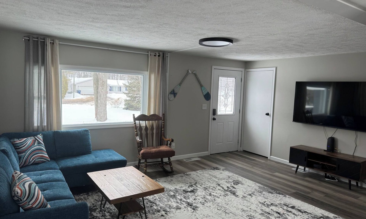 Traverse City House | “Spacious 3BR Retreat with Deck, hot tub & Grill – Near Downtown Traverse City”