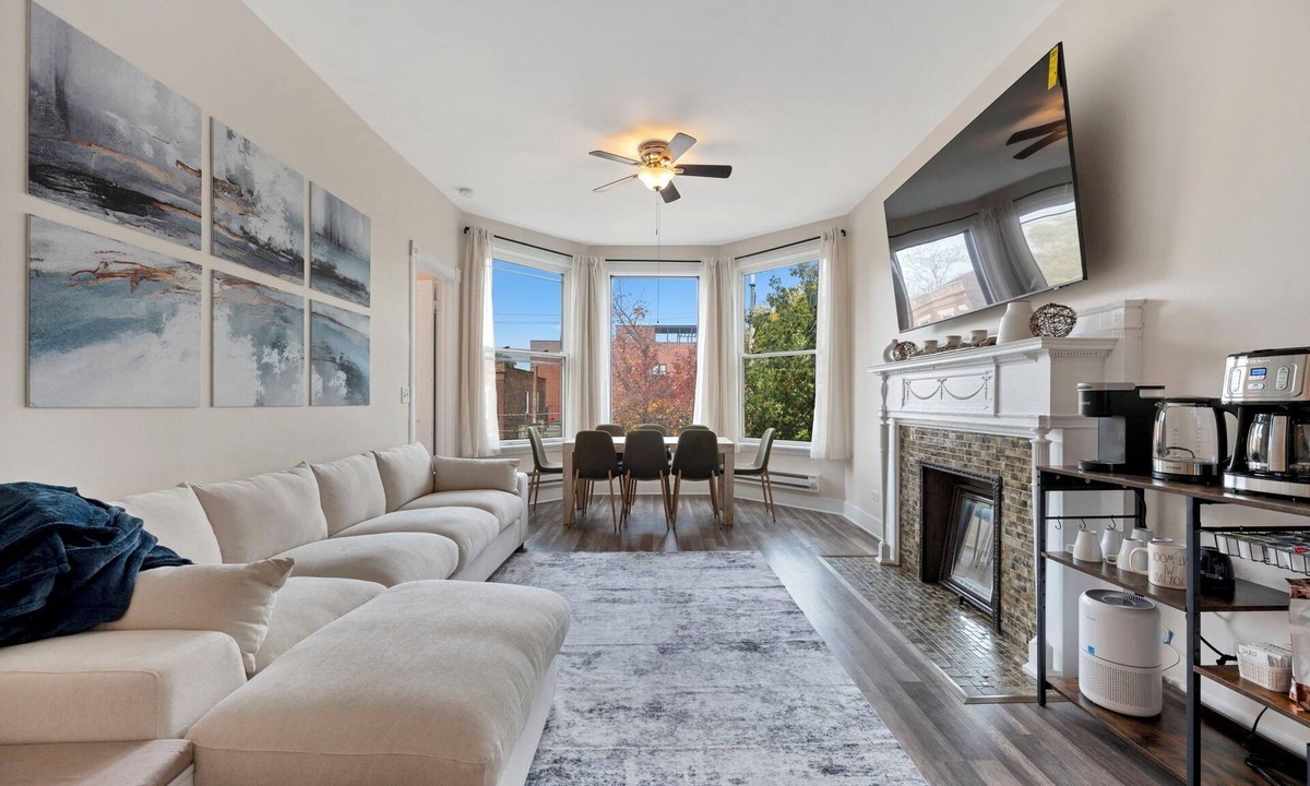 Wrigleyville Condo | Spacious 4-bedroom condo in wonderful Chicago with WiFi, AC