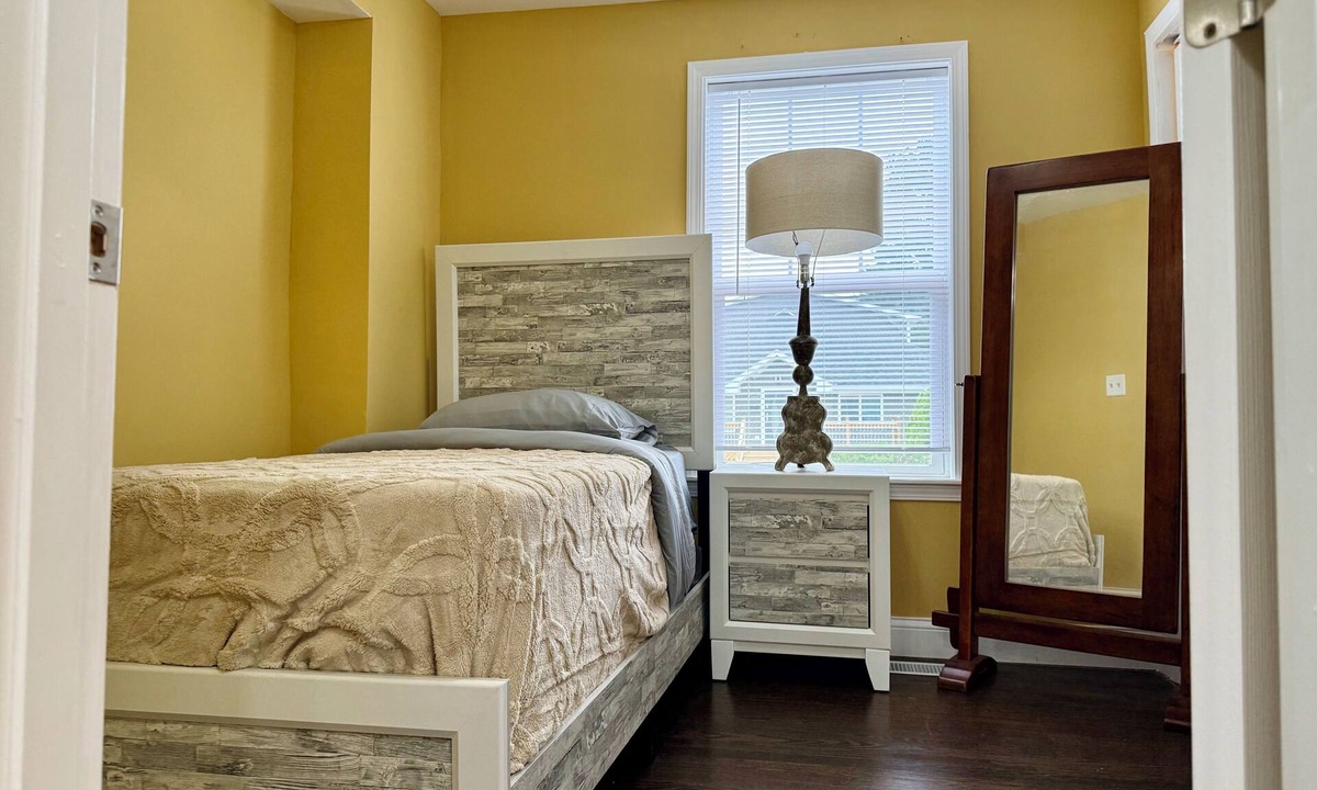 Forestview House | Spacious 4-bedroom house in welcoming Hammond . 10 minutes of horseshoe Casino.