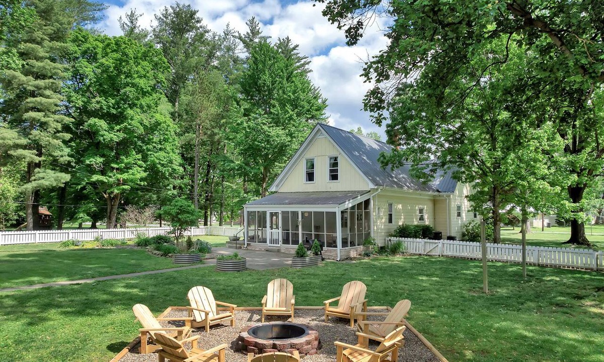 Jeffersonville - Clarksville House | Spacious 4-bedroom home in Clarksville IN. accommodates 16. gourmet kitchen.