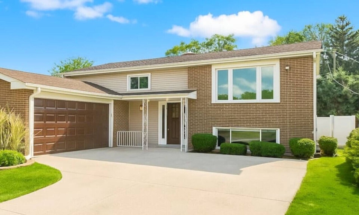 Bensenville House | Spacious 4BR Home Near O’Hare | Mid-Term Friendly