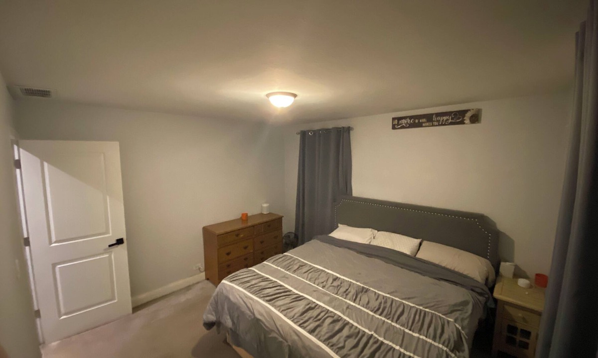 Woodridge House | Spacious 5-bedroom house in Woodridge! 30 Minutes from Chicago Kid/pet friendly.