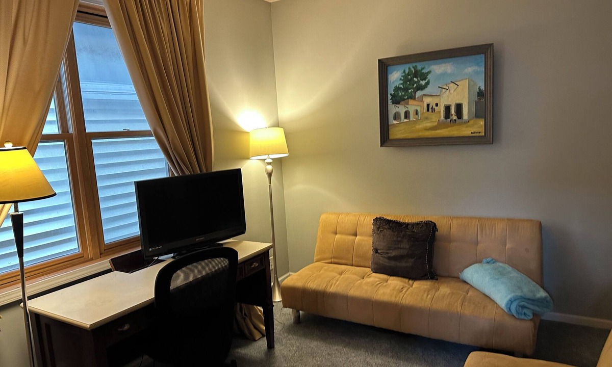 Wrightwood Neighbors House | Spacious 7-bedroom house in gorgeous Lincoln Park Chicago with AC