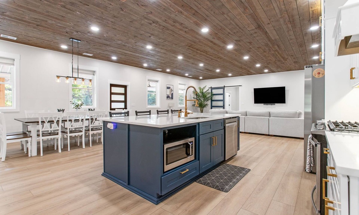 Croton Township House | Spacious and elegant barndominium in Howard City.