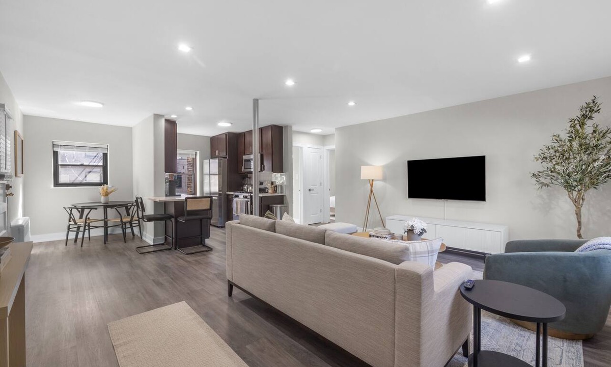 South Evanston Apartment | Spacious and Newly Renovated 1BR Next to the Beach