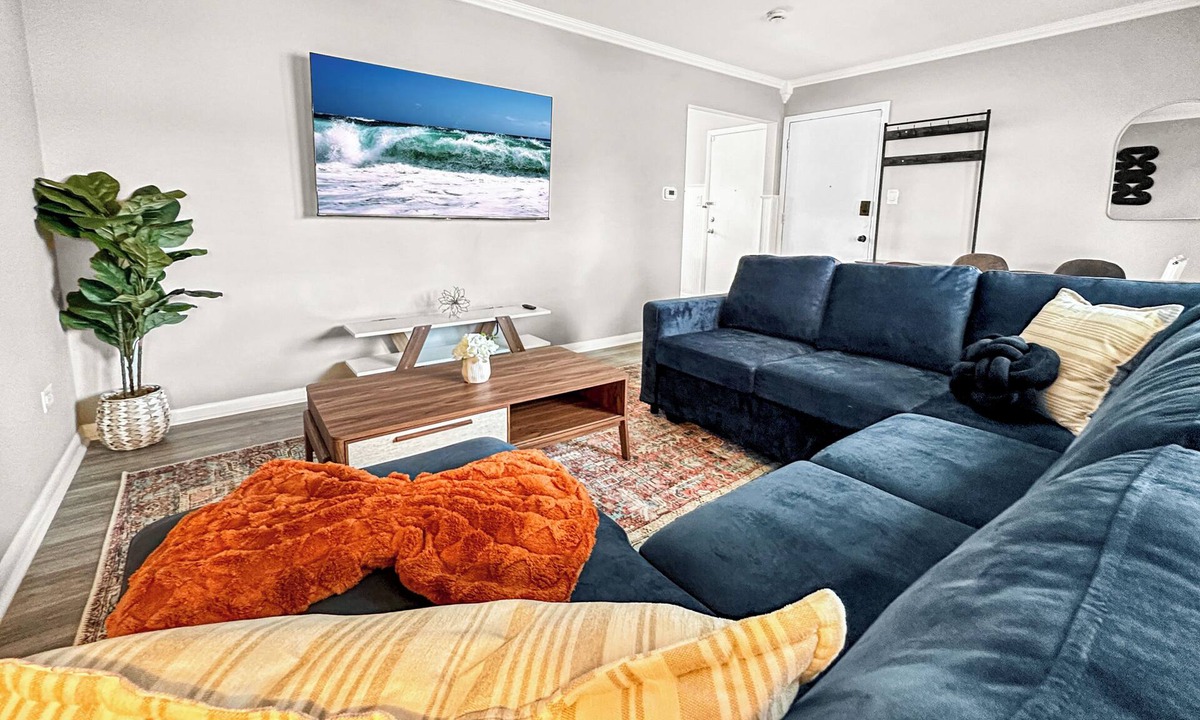 Berwyn Apartment | Spacious Apartment w/Game Table for 7 near City + Airport