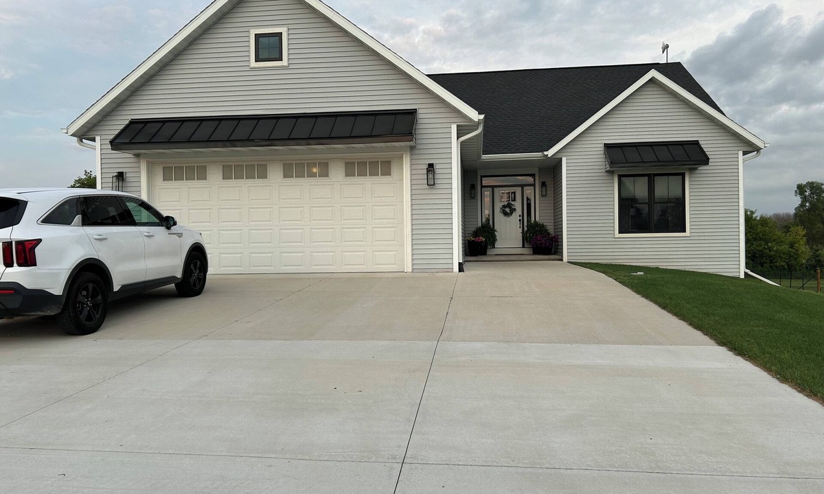 Waupun House | Spacious Home near 2025 EAA Airventure with indoor and outdoor entertaining!