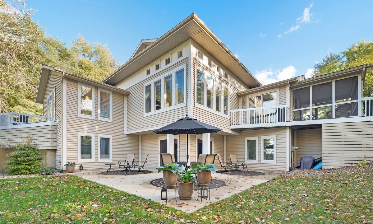 Cassopolis House | Spacious Lakefront Escape-Perfect for Family, Friends, Yoga or Writing Retreats