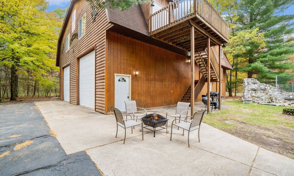 Manistee County Cabin | Spacious Luxury Cabin near The Big Bear Creek!