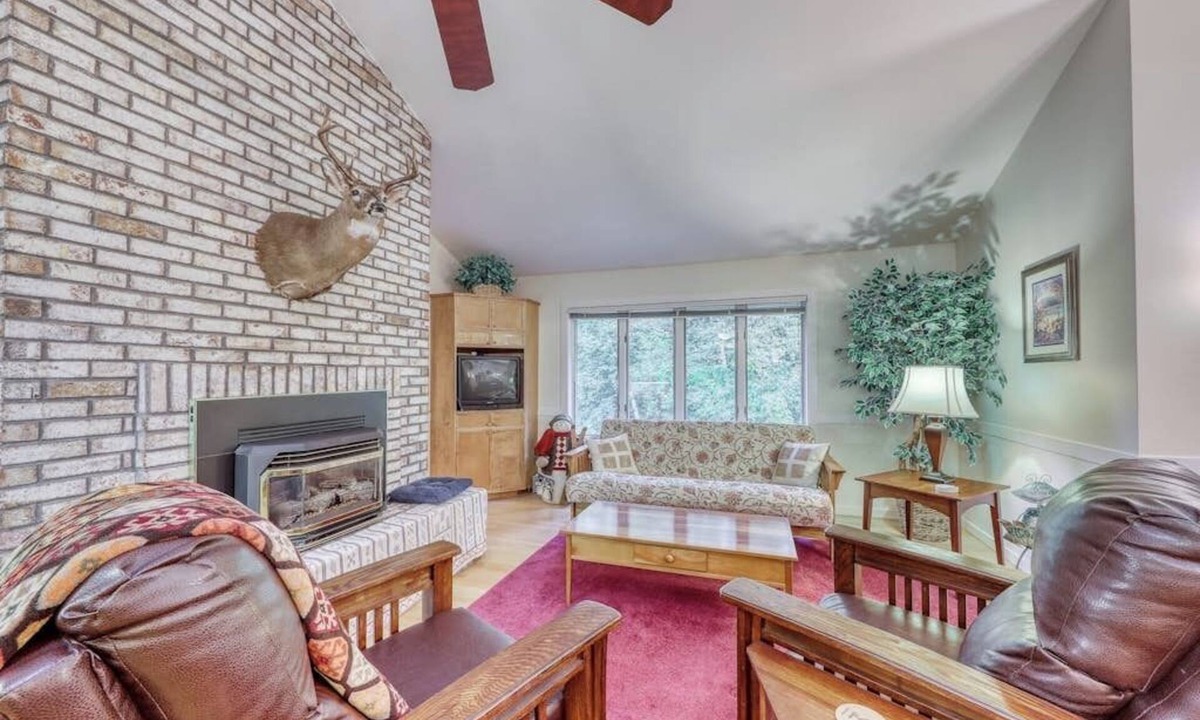 Warren Condo | Spacious mountain view condo with library & gas fireplace - near skiing