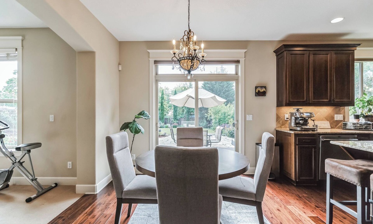 Cedar Hills House | Spacious, private, 5 bedrooms 3 full bath House near Portland downtown