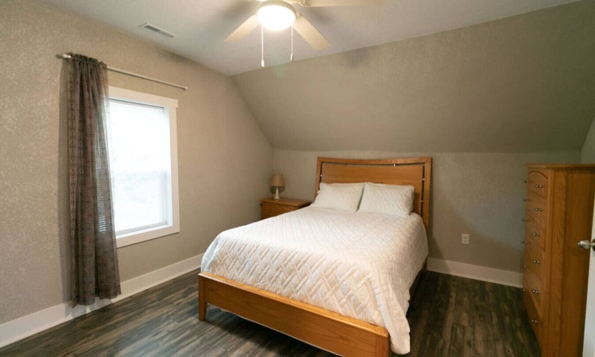 Wabash Apartment | Spacious Rustic Downtown Market St 1 Bedroom Apt, Steps to Honeywell & Dining
