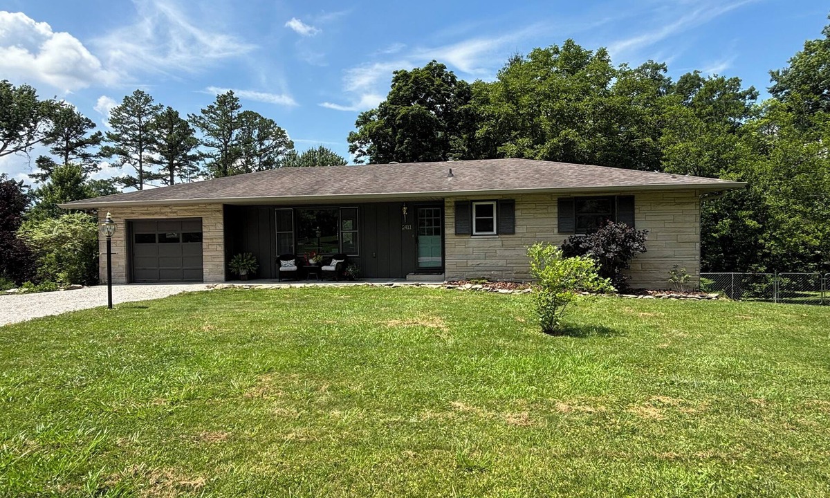 Bloomington House | Stadium Stroll | Perfect for Football | 4 BRs · 2 Baths · Sleeps 14