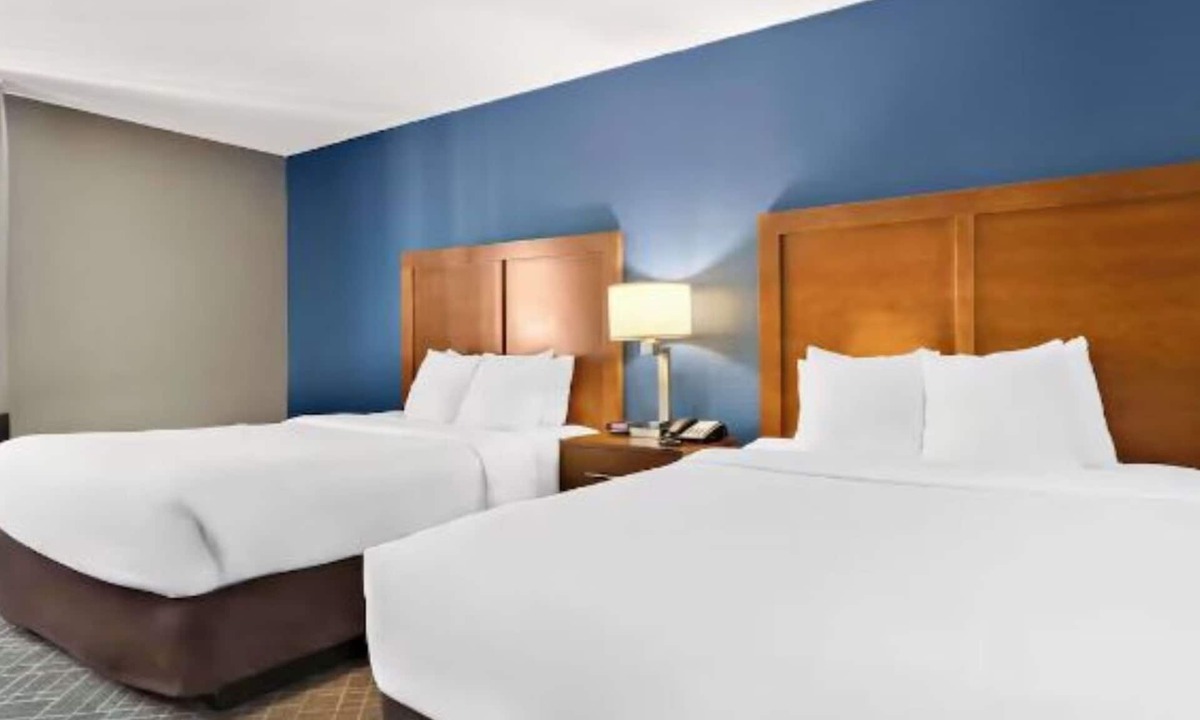 Joliet Hotel | Stay Near Chicagoland Speedway and Harrah’s Casino—Breakfast Included | 3 Units