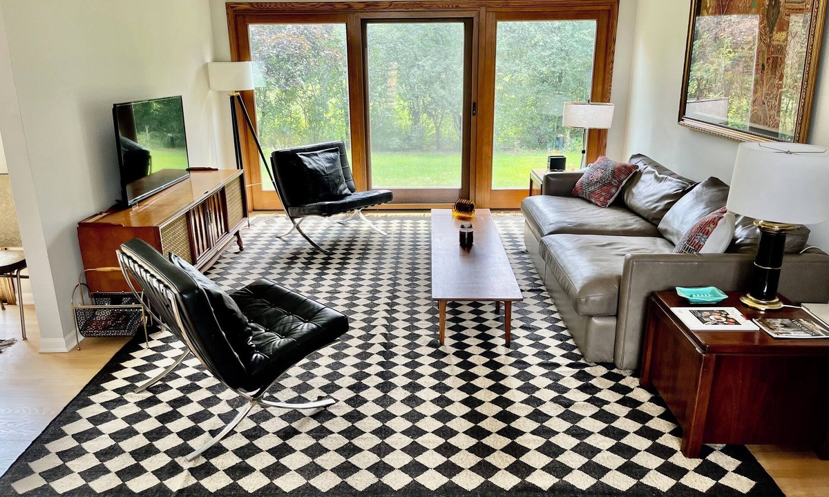 Glen Ellyn House | Step into the Past: Stylish 1970s Mid-Century VRBO for a Vintage Getaway!