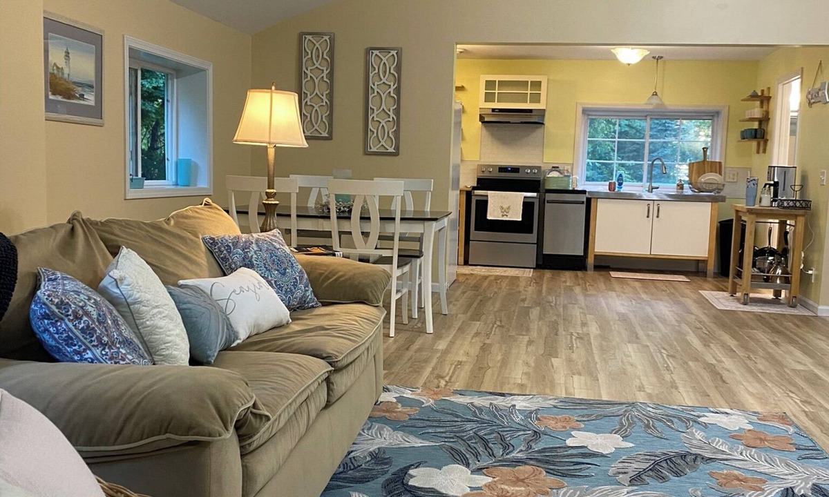 South Haven Cottage | Strawberry Hill Cottage South Haven - Bike Trail, Wineries, Wooded Retreat