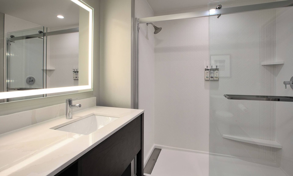 Crystal Springs Apartment | Studio King Suite in Grand Rapids with AC, WiFi, Fitness Room and Breakfast