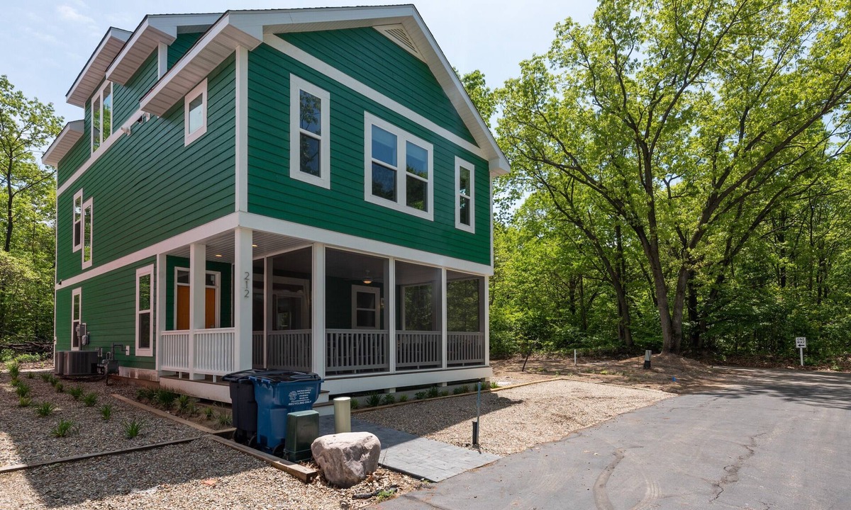 Michigan City House | Stunning 6 bed and 4.5 bath! Sleeps 18.