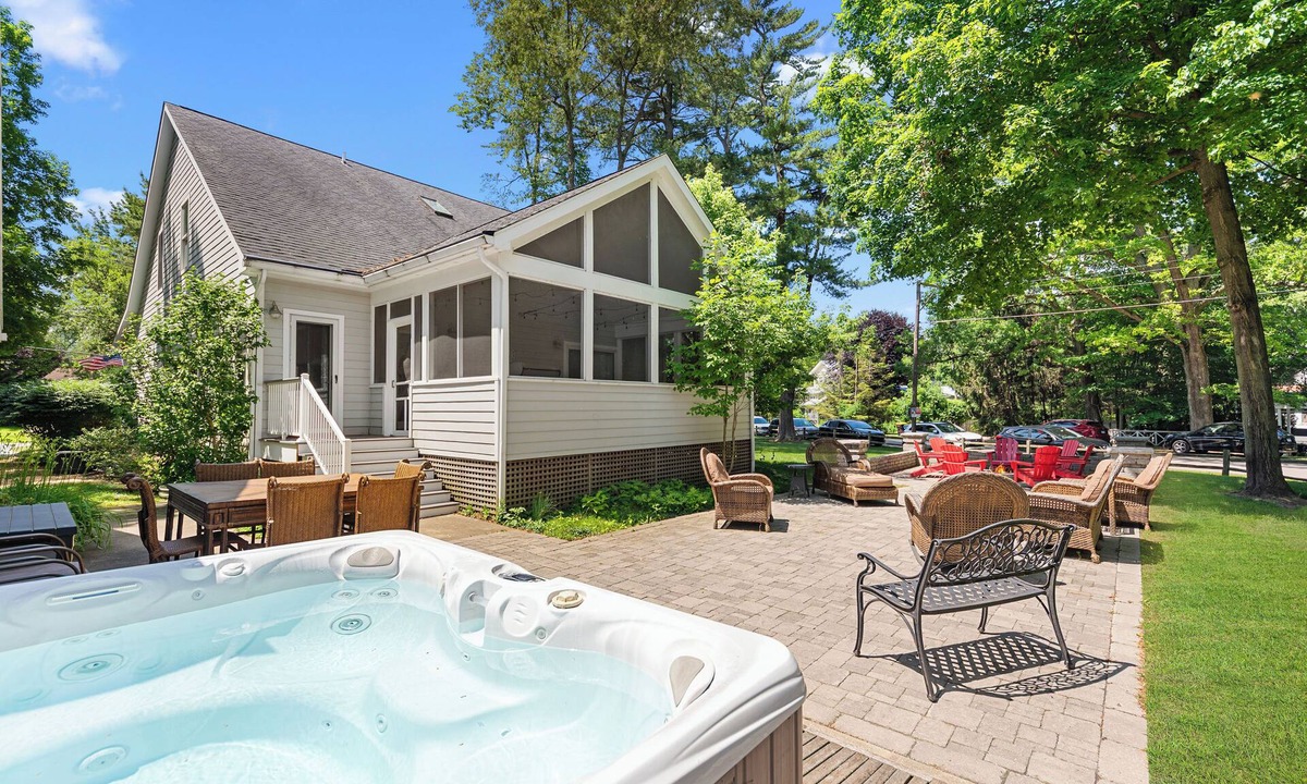 Union Pier House | Sun's Up-Bar Down! Hot Tub, Putting Green, Fire Pit, 8 Min Walk to 2 Beaches!
