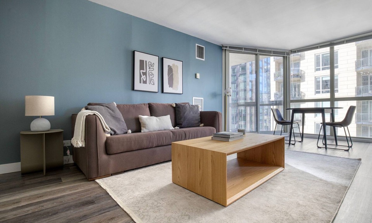 Rush and Division Apartment | Sunlit Gold Coast 1BR w/Gym & Lounge, 1 block to L, by Blueground