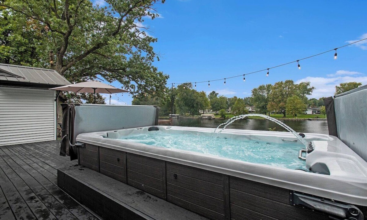 Elkhart House | Sunset Point: Spacious 4-bedroom house in Elkhart with WiFi, AC, Swim Spa