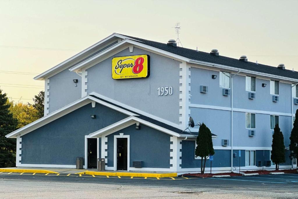 Benton Harbor Hotel | Super 8 by Wyndham Benton Harbor St Joseph