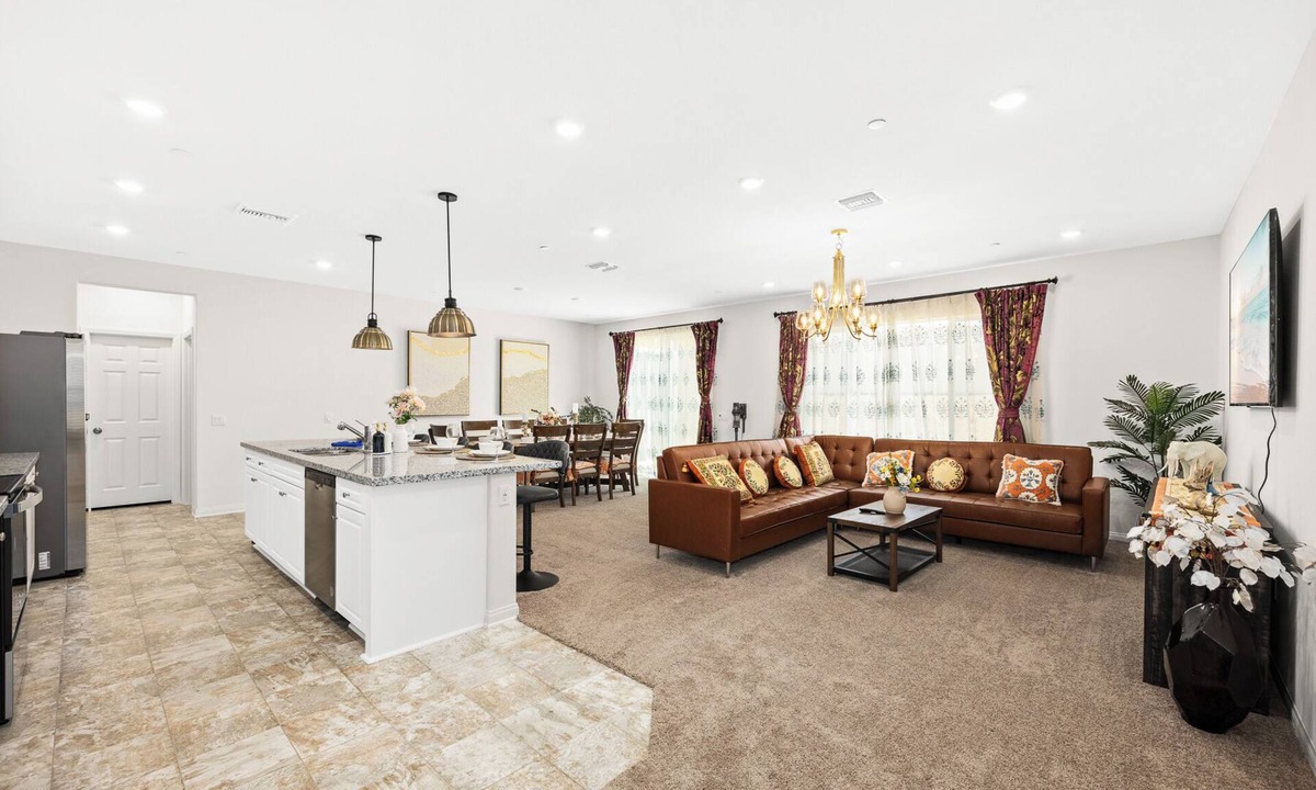 Riverside Villa | Superb 6BD/4BA villa in Riverside with WiFi, King Beds Large space, clean new
