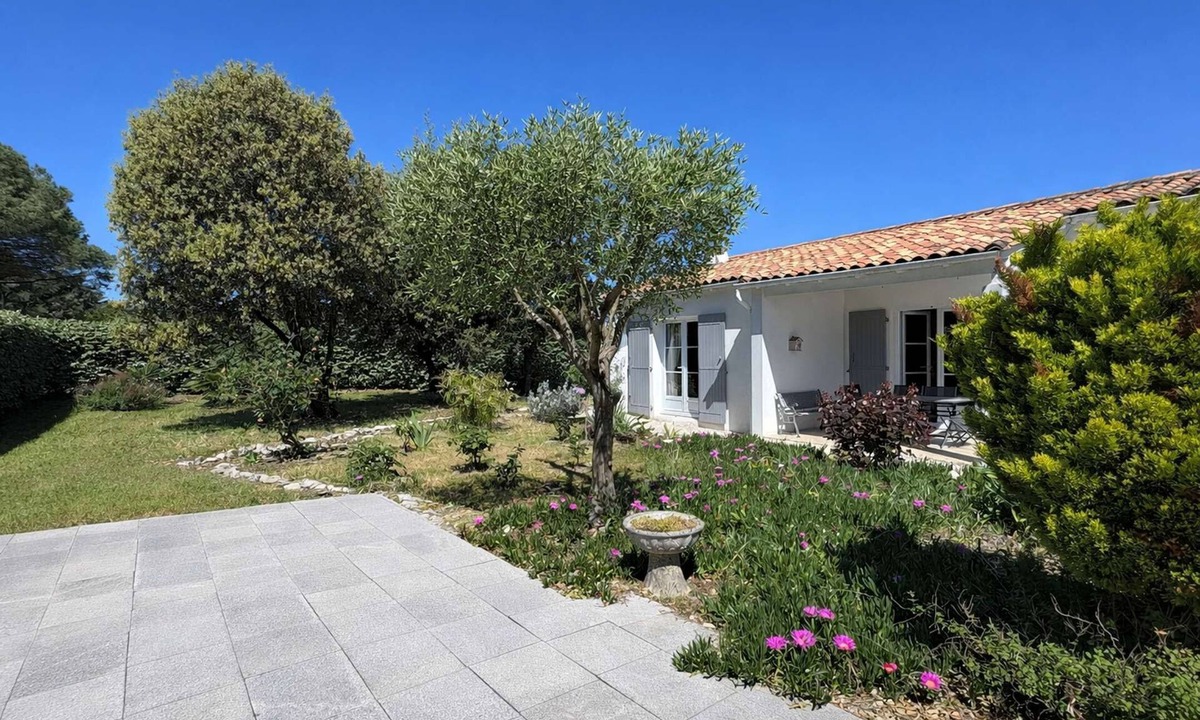 Sainte-Marie-de-Re House | Superb single storey villa with parking and garden