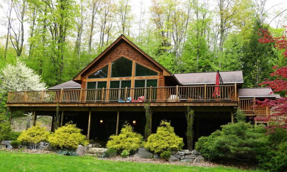 Suttons Bay Cabin | Suttons Bay Therapy-Hot Tub/GameRoom/Fireplace/AC
