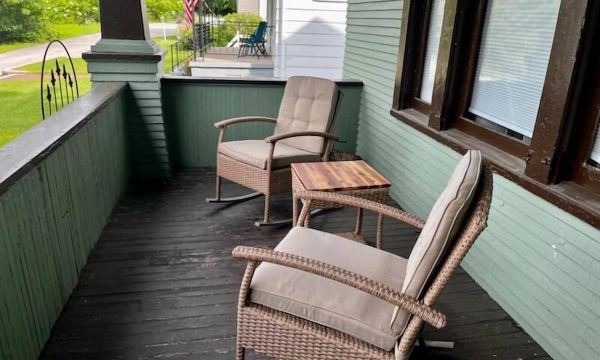 Manistique House | Terrace House: Summer Getaway Near Lake Michigan & Indian Lake Beach